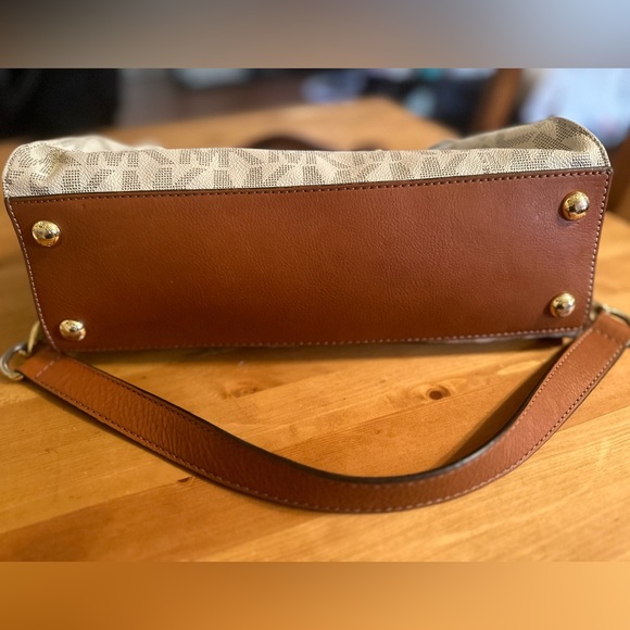 Micheal kors purse - Picture 4 of 7